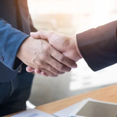 Two business man shaking hand